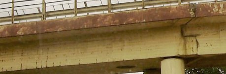 Stahlbetonträger einer Autobahnbrücke mit Betonschäden an Überdeckung und Bewehrung