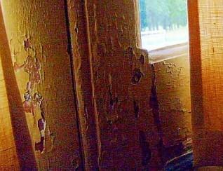 Kinaslott Drottningholm : La séparation de couche de tableau sur la porte dans la pièce de passage jaune