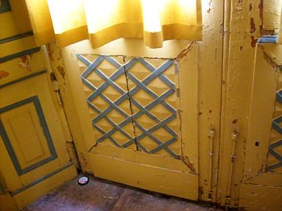 Kinaslott Drottningholm : La couche de tableau endommage sur la porte et la séparation de sol de craie dans la pièce de passage jaune