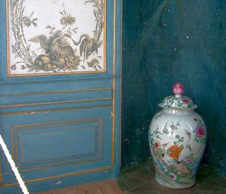 Kinaslott Drottningholm : Les dommages et les pertes dans la couche de tableau sur boiserie et plâtre aussi dans le cabinet bleu