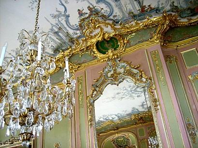 Le château de Rococo-jardin/le palais de plaisir : refléter le hall avec les bougeoirs de cristal/les lustres, le travail de morceau doré, l'enduit tendres et le tableau de plafond de chinoise