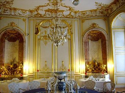Le château de Rococo-jardin/la salle à manger de palais de plaisir avec le travail de morceau doré/les sculptures et le plafond stuquent et Chine/la décoration centrale en porcelaine