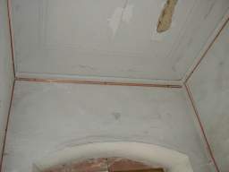 Les tuyaux de chauffage de l'enveloppe de pièce chauffant le système au mur et le plafond pendant la phase de bâtiment