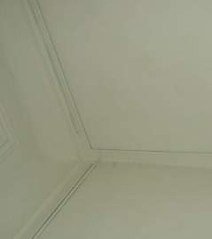 Les tuyaux de chauffage de l'enveloppe de pièce chauffant le système au plafond