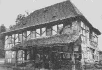 Casa barroca de enxaimel de madeira antes do repara
