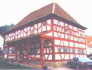 Casa meia barroca de enxaimel de madeira depois de mudança, renovação e restauração